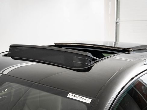 Certified 2024 Porsche Macan image 15