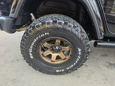 Used 2018 Jeep Wrangler Unlimited Sahara AWD/4WD image 28