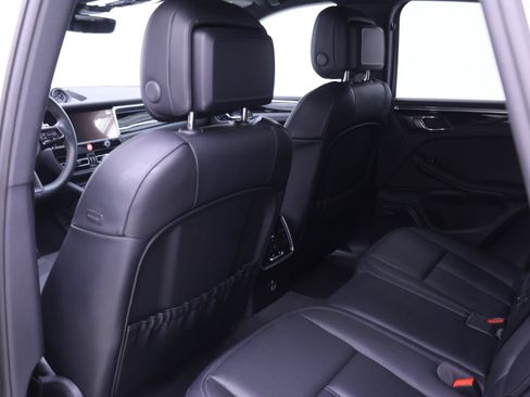 Used 2025 Porsche Macan AWD/4WD image 17