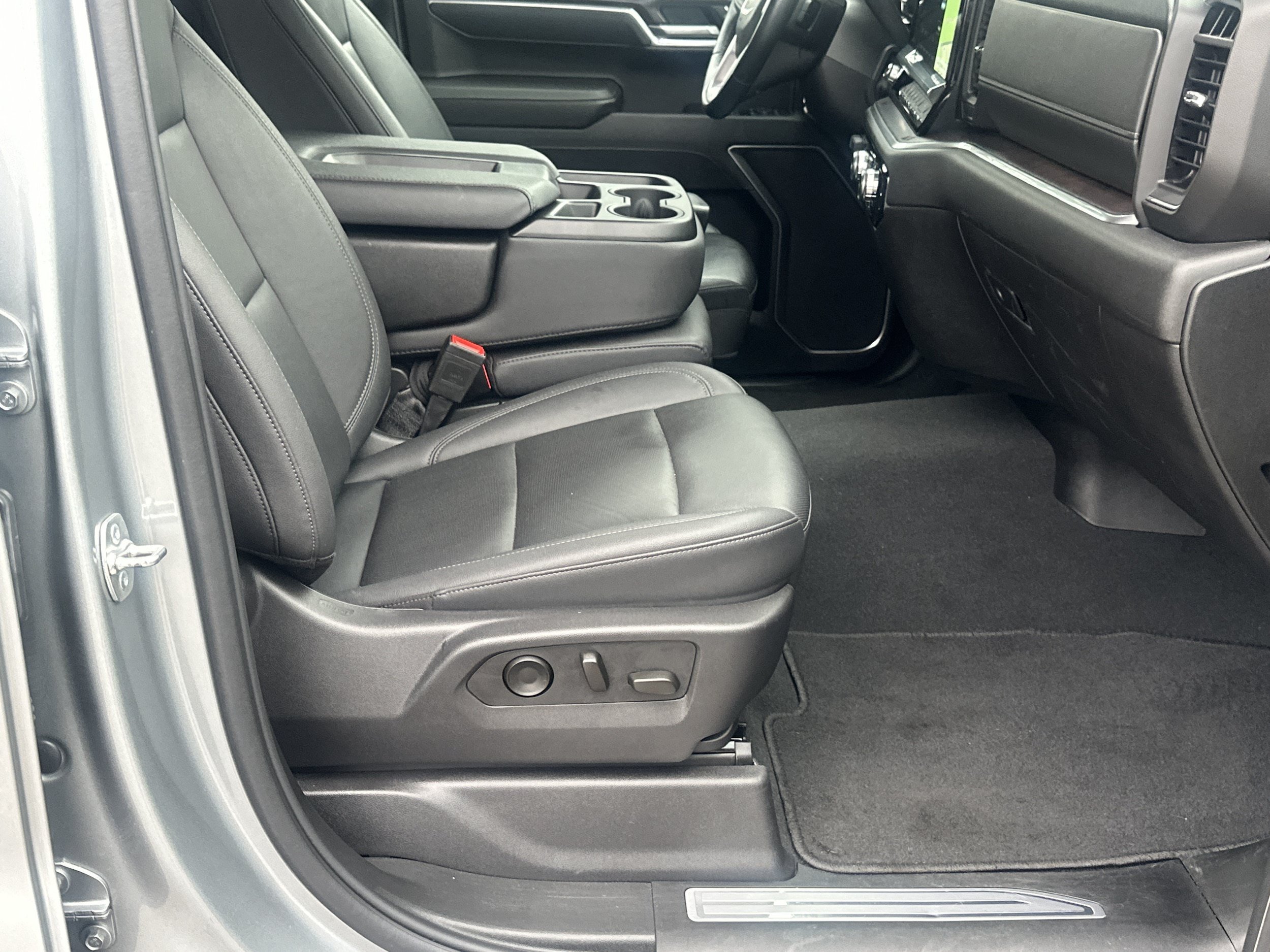 Used 2025 GMC Sierra 1500 SLT AWD/4WD image 13