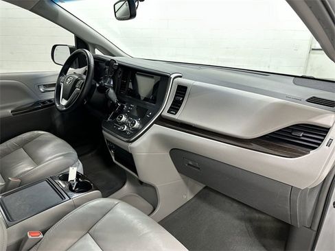 Used 2015 Toyota Sienna XLE image 28