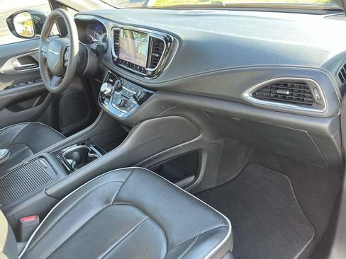Used 2025 Chrysler Pacifica Limited FWD image 23