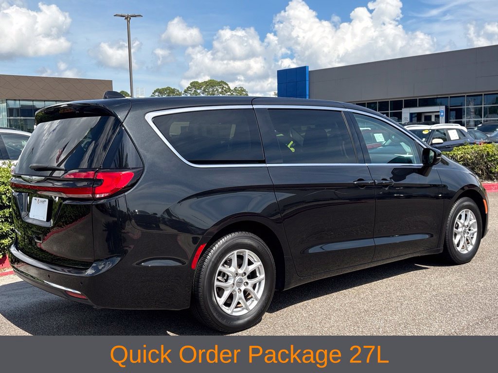 Used 2024 Chrysler Pacifica Touring-L FWD image 7