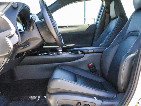 Certified 2025 Lexus UX 300h FWD w/ Accessory Package (Z2) image 18