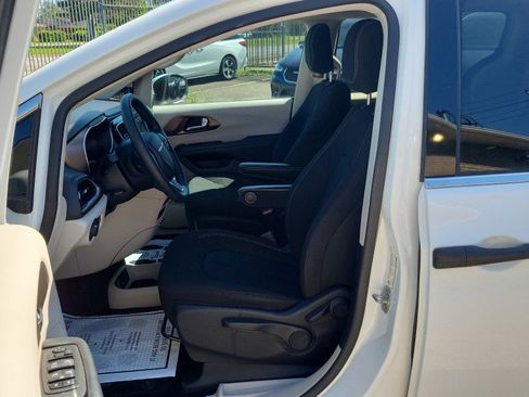 Used 2020 Chrysler Voyager L FWD image 15