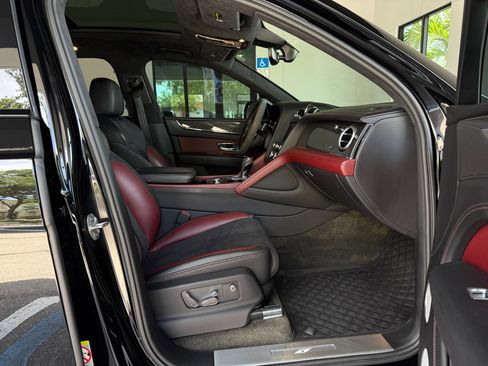 Used 2022 Bentley Bentayga AWD/4WD image 30