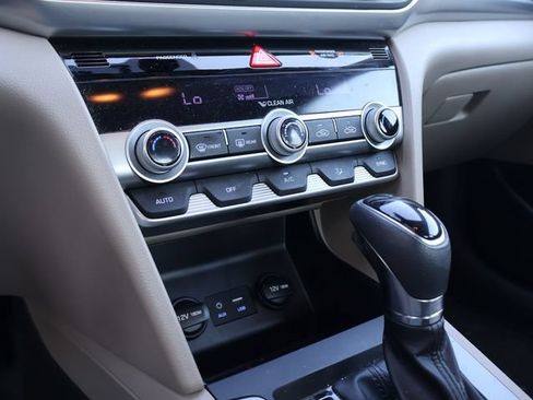Used 2020 Hyundai Elantra SE FWD image 13