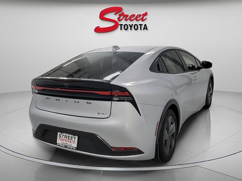 Certified 2025 Toyota Prius LE FWD image 4