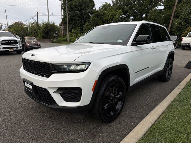 Used 2023 Jeep Grand Cherokee Altitude AWD/4WD image 4