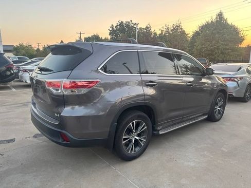 Used 2016 Toyota Highlander XLE FWD image 3