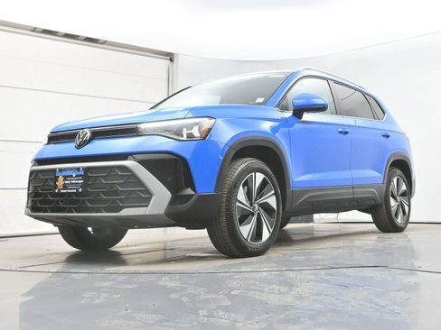 Certified 2025 Volkswagen Taos SE w/ Panoramic Sunroof Package image 29