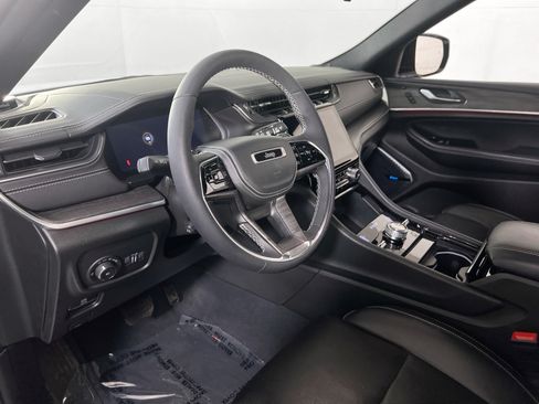 Used 2023 Jeep Grand Cherokee Overland w/ Luxury Tech Group IV AWD/4WD image 9