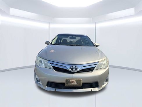 Used 2013 Toyota Camry XLE w/ Leather Pkg FWD image 2