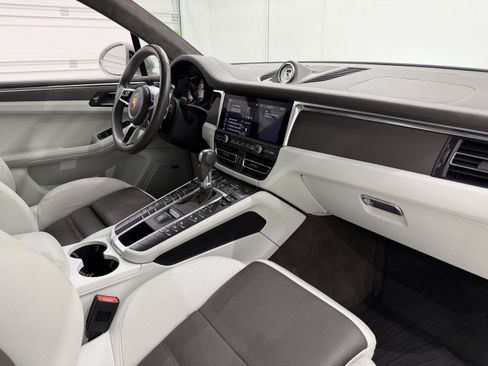 Certified 2021 Porsche Macan Turbo AWD/4WD image 24