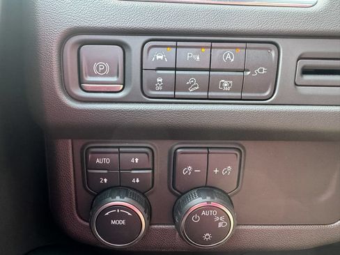 Used 2022 Chevrolet Tahoe Z71 w/ Luxury Package AWD/4WD image 17