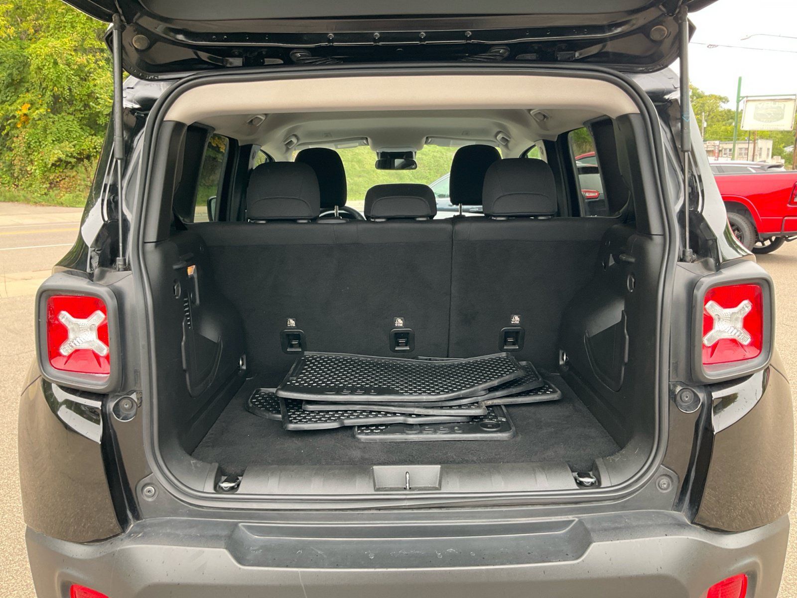 Used 2023 Jeep Renegade Latitude AWD/4WD image 22