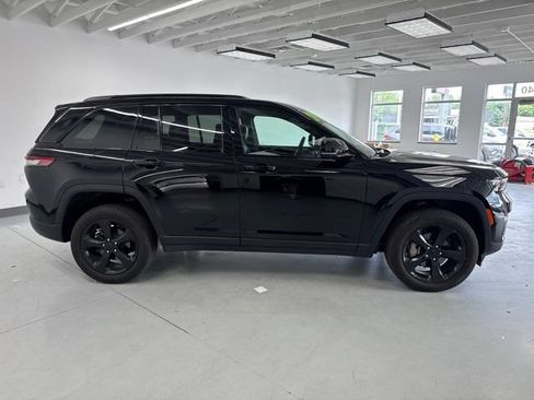 Used 2024 Jeep Grand Cherokee Limited w/ Black Appearance Package AWD/4WD image 16