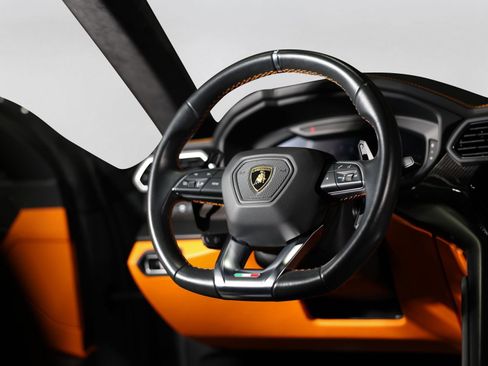 Used 2022 Lamborghini Urus AWD/4WD image 43