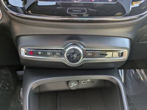 Used 2024 Volvo XC40 B5 Core image 28