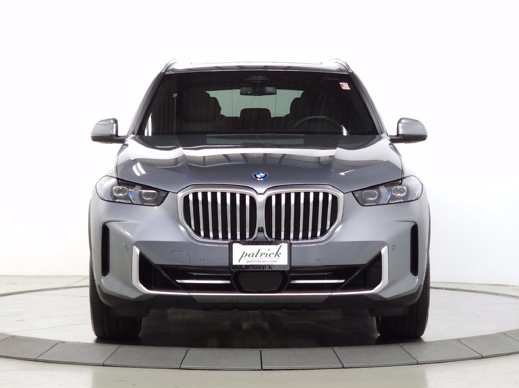 Used 2025 BMW X5 xDrive50e w/ Parking Assistance Package AWD/4WD image 2