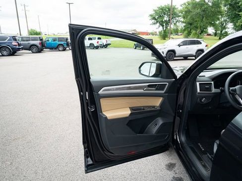 Used 2022 Volkswagen Atlas Cross Sport SE FWD image 13