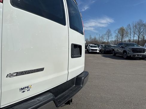 Used 2011 Chevrolet Express 1500 RWD image 21