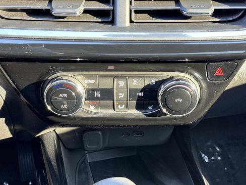 Used 2025 Chevrolet Trax RS w/ Sunroof Package image 6