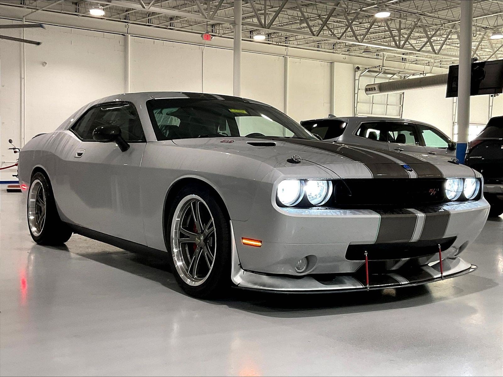 Used 2010 Dodge Challenger R/T RWD image 2