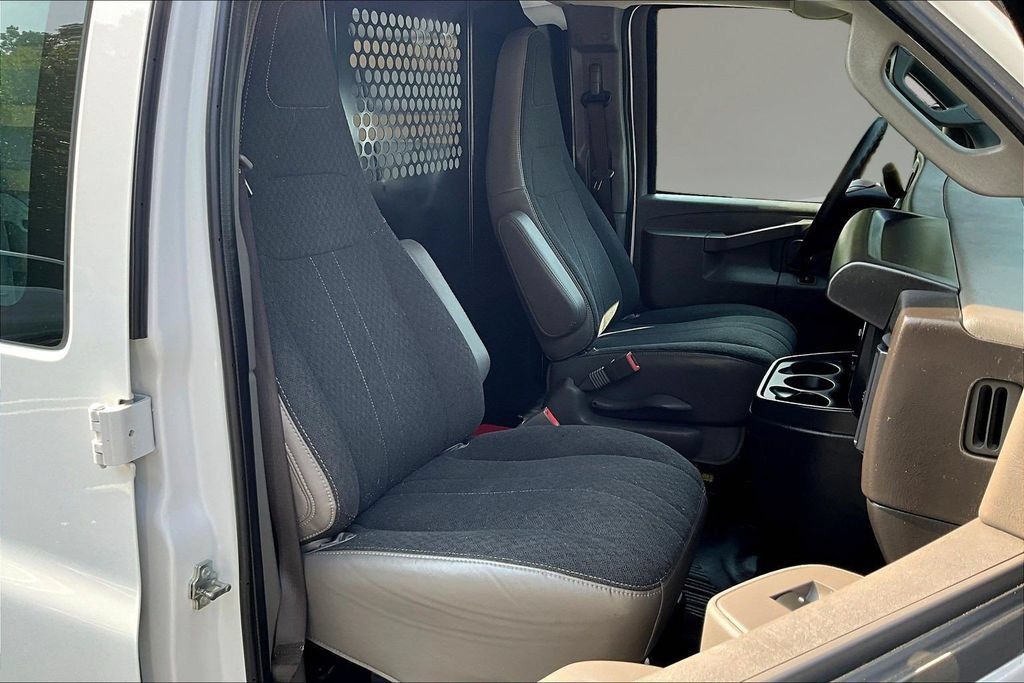 Used 2025 Chevrolet Express 2500 w/ Driver Convenience Package RWD image 23