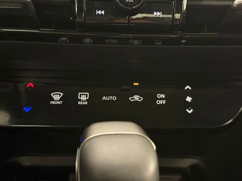 Used 2025 Nissan Kicks SR image 23