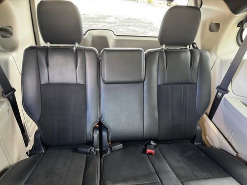 Used 2019 Dodge Grand Caravan SXT image 6