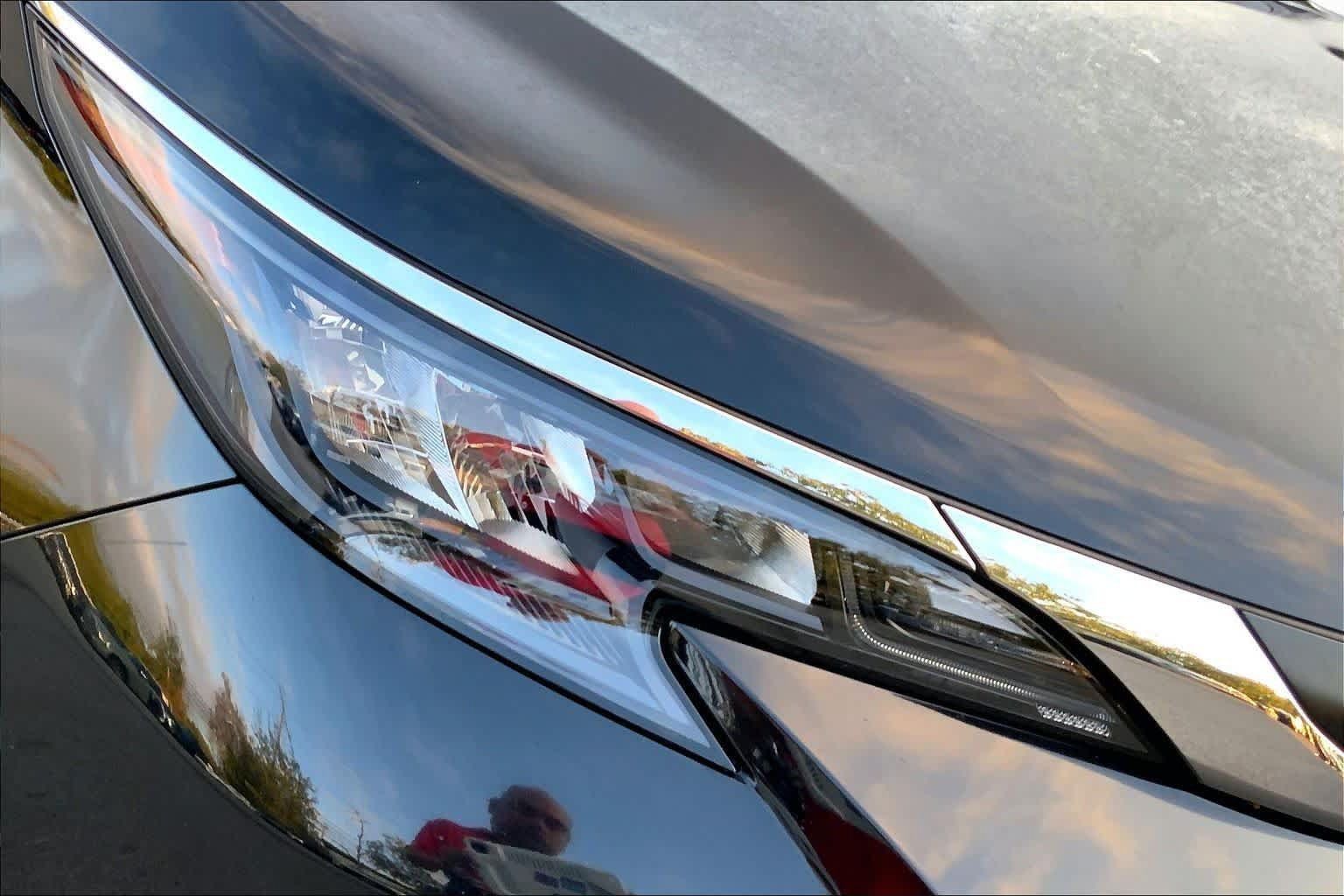 Used 2025 Toyota Sienna XLE FWD image 28