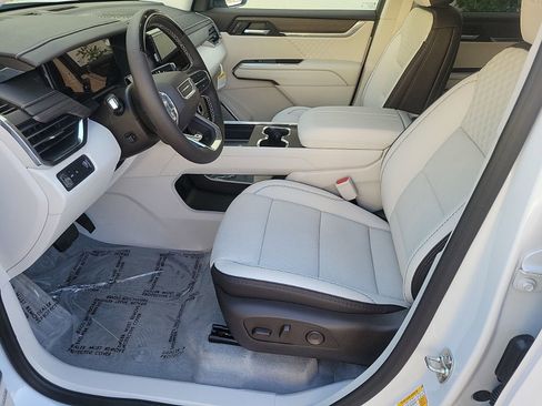 New 2026 GMC Acadia Denali w/ Super Cruise Package image 9