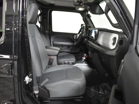 Used 2025 Jeep Wrangler Unlimited Sahara AWD/4WD image 35