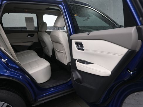 Used 2021 Nissan Rogue SV w/ Premium Package image 9