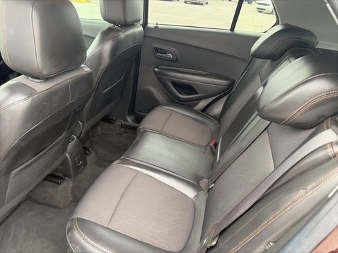 Used 2022 Chevrolet Trax LT w/ LT Convenience Package image 11