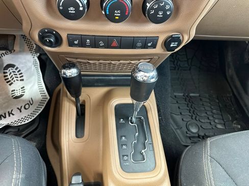 Used 2017 Jeep Wrangler Rubicon w/ Connectivity Group AWD/4WD image 15
