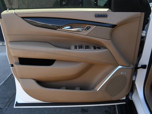 Used 2018 Cadillac Escalade Platinum AWD/4WD image 13