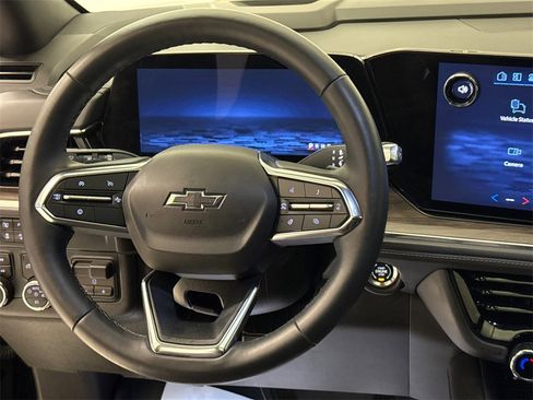 Used 2025 Chevrolet Suburban Z71 w/ Comfort Package image 16