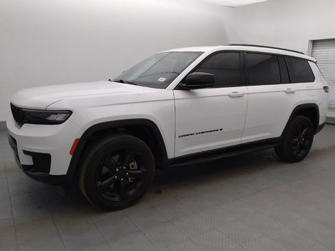 Used 2023 Jeep Grand Cherokee L Laredo image 2