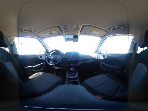 Used 2025 Kia Soul LX w/ LX Technology Package FWD image 39