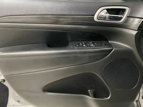 Used 2021 Jeep Grand Cherokee Laredo RWD image 9