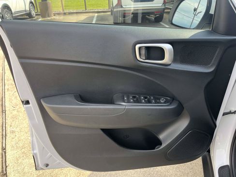 Certified 2025 Hyundai Venue SE FWD image 13