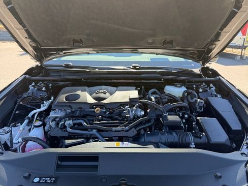 Used 2025 Toyota Camry XLE AWD/4WD image 30