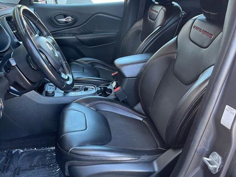 Used 2019 Jeep Cherokee Trailhawk AWD/4WD image 12