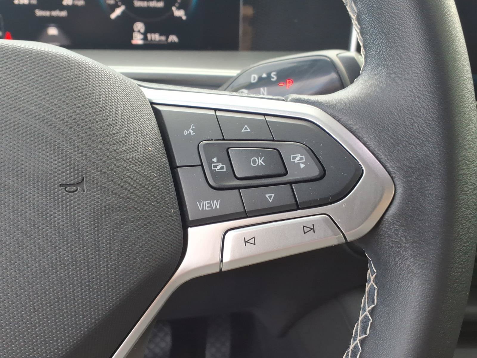 Used 2025 Volkswagen Tiguan SE AWD/4WD image 21