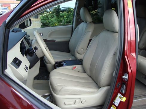 Used 2014 Toyota Sienna XLE FWD image 7