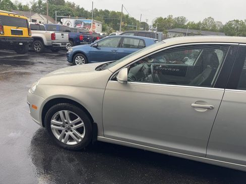 Used 2010 Volkswagen Jetta TDI FWD image 4