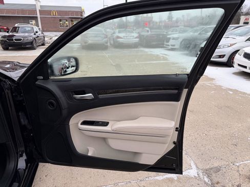 Used 2016 Chrysler 300 C image 26