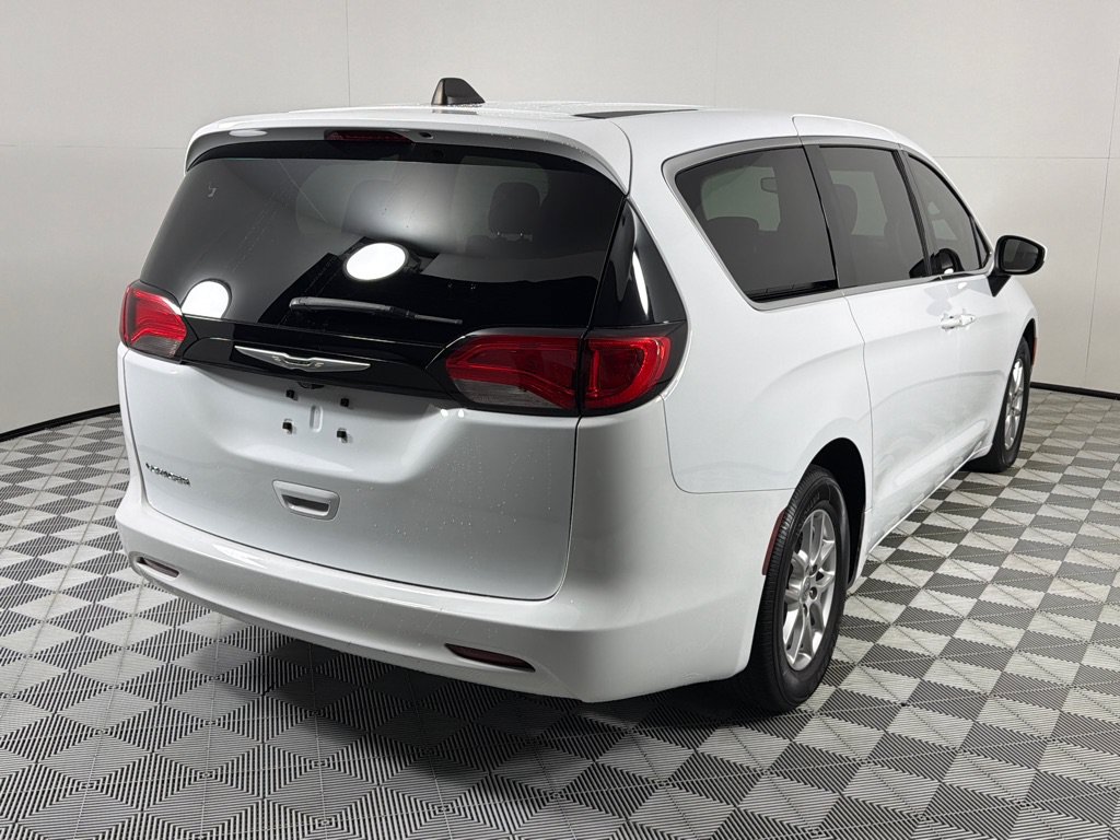 Used 2023 Chrysler Voyager LX FWD image 5
